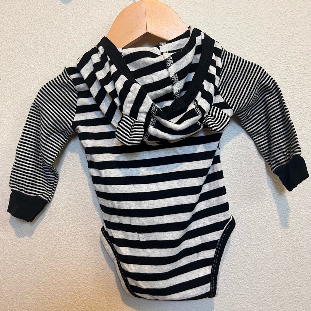 Carters Long Sleeve Ear Hooded Onesie size 6 month​​ - Picture 2 of 6